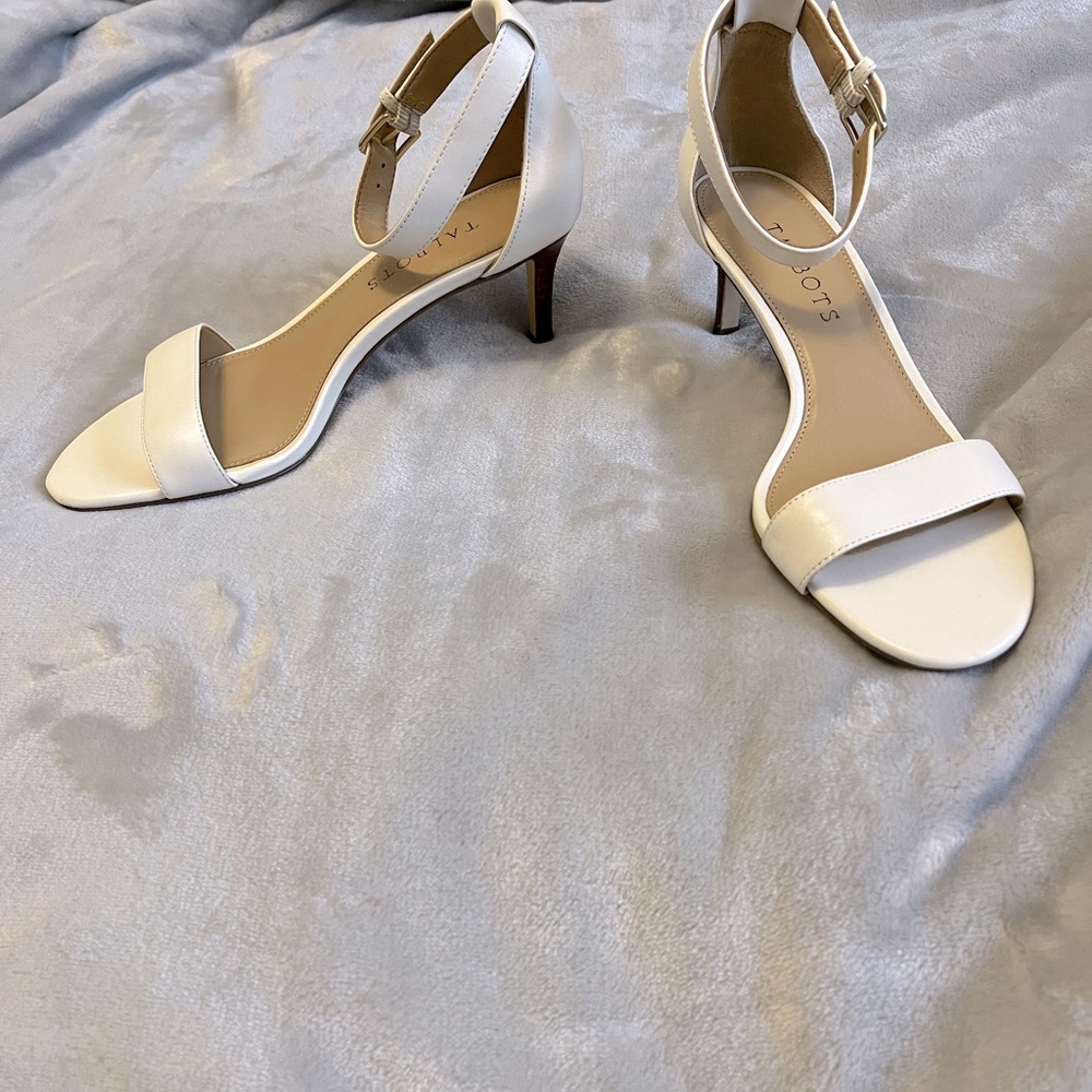 Talbots ivory color leather heels with closed back, New.